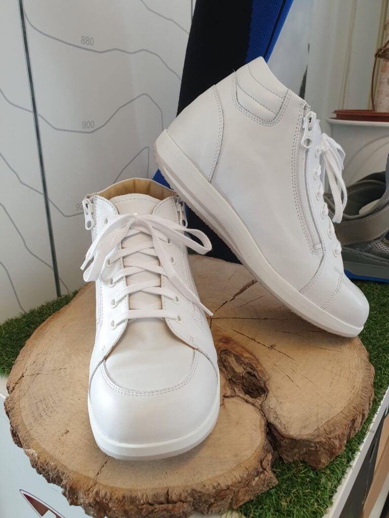 Hochwertige weiße Sneaker für gesunde Füße, Komfort & Stil, ideal für Orthopäden, Podologen, Physiotherapeuten. Perfekt für Alltag, Beruf & Freizeit, langlebig & modisch.